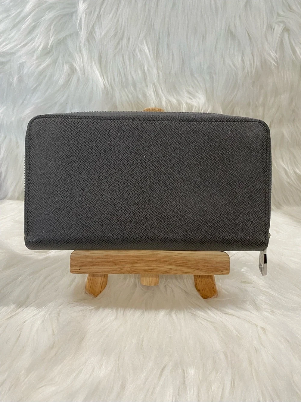 Louis Vuitton Men's Gray Taiga Leather Zip-Around Wallet - Organizer - Picture 2 of 16